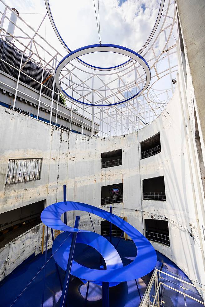 폐주차램프 안팎을 공공미술 전시장으로 활용한 '도킹서울'의 작품 '깊은 표면'(아래)과 '푸른 별'(위). / 양수열 영상미디어 기자