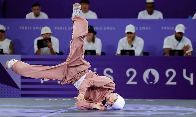 일본의 유아사 아미가 9일(현지시각) 프랑스 파리 콩코르드 광장에서 열린 2024 파리올림픽 브레이킹 비걸 결승전에서 공연하고 있다. 파리/신화 연합뉴스