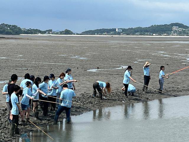 지난해 6월 천혜의 생태환경을 갖춘 화성 백미리 갯벌체험장 갯골수로(바닷물과 육지가 맞닿은 곳)에서 체험객들이 망둥어 낚시 체험을 즐기고 있다. 백미리어촌계 제공