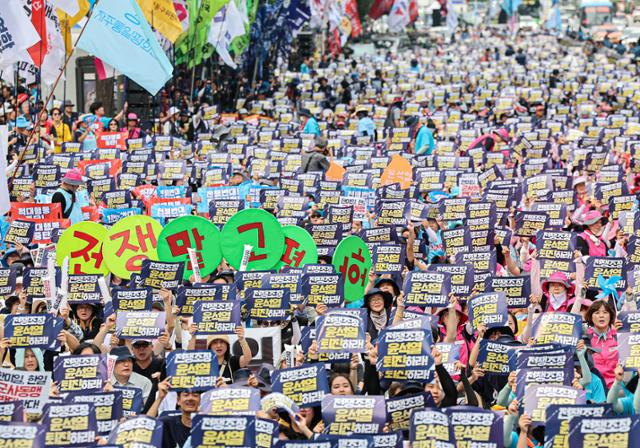 10일 오후 서울 숭례문 인근 세종대로에서 열린 8.15범국민대회에서 전국비상시국회의, 자주통일평화연대, 한일역사정의평화행동, 민주노총 등 시민사회 단체 활동가들이 구호를 외치고 있다. 뉴스1