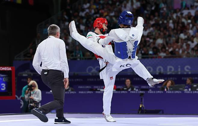 <yonhap photo-0240=""> 두발차기로 공격하는 서건우 (파리=연합뉴스) 임화영 기자 = 9일(현지시간) 프랑스 파리 그랑팔레에서 열린 2024 파리올림픽 태권도 남자 80kg급 준결승에서 한국 서건우가 이란 메흐란 바르호르다리와 대결하고 있다. 2024.8.9 hwayoung7@yna.co.kr/2024-08-10 00:13:19/ <저작권자 ⓒ 1980-2024 ㈜연합뉴스. 무단 전재 재배포 금지, AI 학습 및 활용 금지></yonhap>