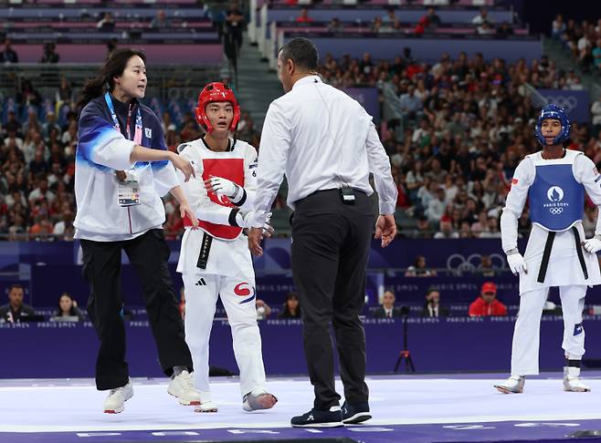 <yonhap photo-7719="">9일(현지시간) 프랑스 파리 그랑팔레에서 열린 2024 파리올림픽 태권도 남자 80kg급 16강전에 출전한 한국 서건우가 칠레 호아킨 추르칠과의 2라운드에서 마지막 공격이 인정되지 않고 패배 판정을 받자 오혜리 코치와 함께 심판에 항의하고 있다. 사진=연합뉴스</yonhap>