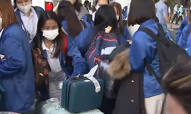 외국인 가사관리사 시범사업 참가자들이 6일 오전  인천국제공항 제1터미널을 통해 입국한 뒤 버스로 이동하고 있다. (SBS 캡처)