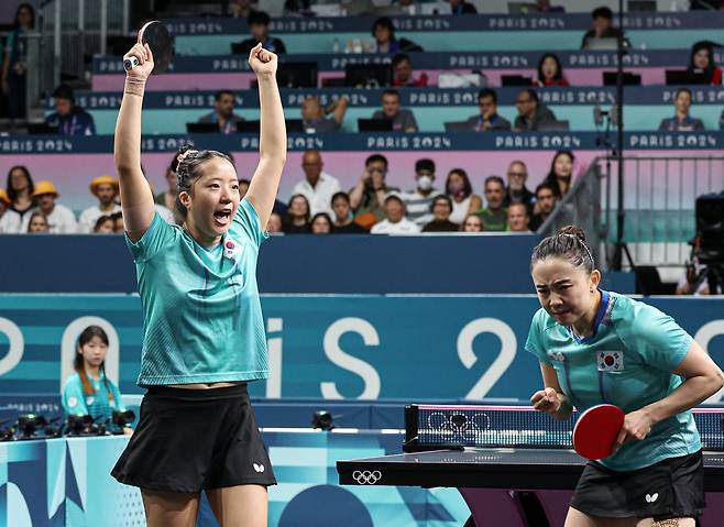 신유빈, 전지희가 10일 프랑스 파리 사우스 파리 아레나4에서 열린 '2024 파리올림픽' 탁구 여자 단체 동메달 결정전 독일의 완위안, 샤샤오나와의 경기에서 득점한 후 기뻐하고 있다. 뉴습