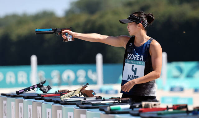 10일(한국시간) 프랑스 베르사유 궁전에서 열린 2024 파리 올림픽 근대5종 여자 준결승전 레이저 런 경기에서 한국의 김선우가 레이저 사격 조준을 하고 있다. 연합뉴스