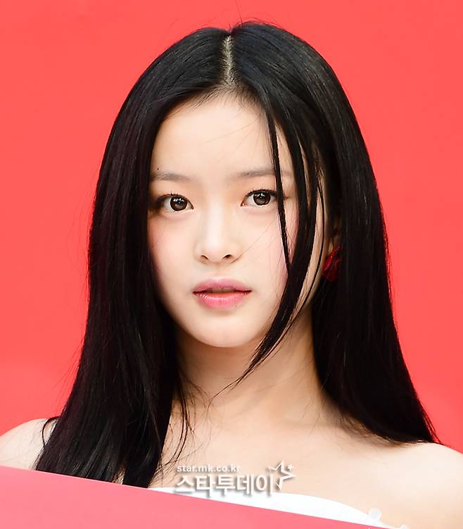 그룹 뉴진스 멤버 하니가 지난 1일 오후 동대문 현대백화점면세점 ‘에브리데이 현데이’ 행사에 참석해 포즈를 취하고 있다. <강영국 기자>