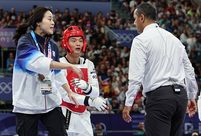 대한민국 태권도 국가대표팀 서건우 선수와 오혜리 코치가 9일 오후(한국 시간) 프랑스 파리 그랑 팔레에서 진행된 2024 파리올림픽 태권도 남자 80kg급 16강 칠레의 호아킨 추르칠 선수와의 경기에서 심판진의 비디오 리플레이 결과에 대해 어필하고 있다. /사진=뉴스1