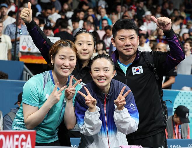 대한민국 탁구 대표팀 전지희, 신유빈, 이은혜, 오광헌 감독이 10일(한국시간) 프랑스 파리 사우스 파리 아레나4에서 열린 '2024 파리올림픽' 탁구 여자 단체 동메달 결정전에서 승리한 후 포즈를 취하고 있다. /사진=뉴스1