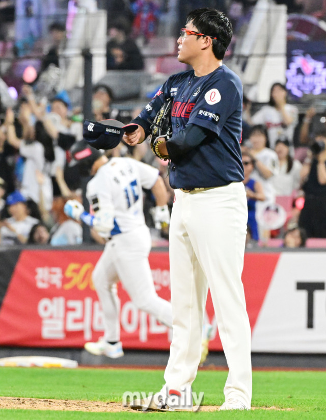 2024년 8월 9일 오후 경기도 수원 KT위즈파크에서 진행된 ‘2024 신한 SOL Bank KBO리그’ 롯데-KT의 경기. 롯데 선발 박세웅이 4회말 1사 1,2루에서 황재균에게 3점 홈런을 허용한 뒤 아쉬워 하고 있다./마이데일리