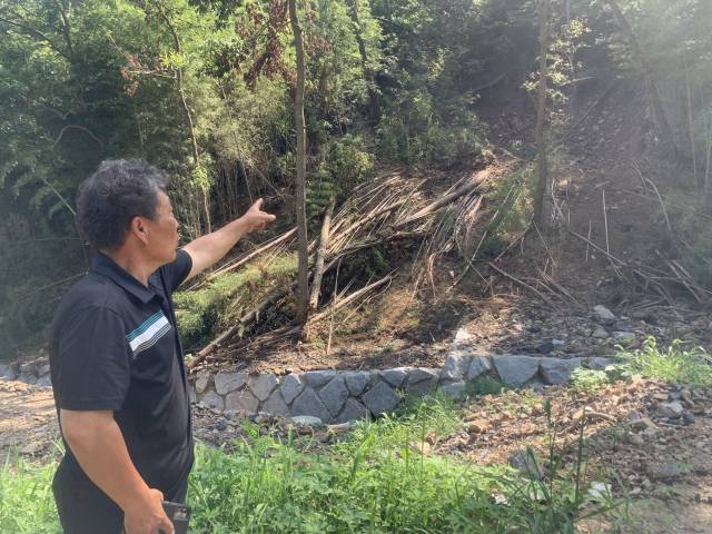 ▲정희태 함라면 재해대책위원장은 지금도 산이 물을 잔뜩 머금고 있어 태풍이 몰아친다면 산사태 발생이 불 보듯 훤할 것이라며 중앙정부 차원의 실태조사 등을 촉구했다. ⓒ프레시안