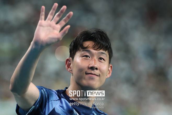 ▲ 손흥민의 지난 시즌 최종 기록은 17골 10도움이었다. 많은 공격 포인트를 쌓으며 팀에 이바지했다. 개인 통산 프리미어리그 3번째 10-10을 달성하며 디디에 드로그바, 모하메드 살라와 어깨를 나란히 했다. 아쉬운 부분도 있었다. 원래부터 최전방 공격수가 아니었기에 고립된 상황도 많았다. 측면에 비해 상대적으로 공간이 좁은 최전방이기에, 빈 공간에 특화된 손흥민 입장에서 어려움이 따르기도 했다.