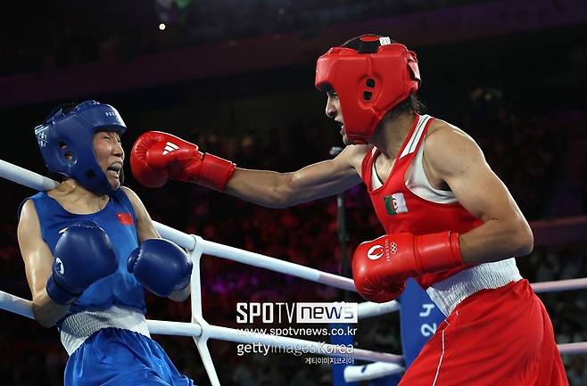 ▲ 성별 논란을 겪고 있는 이마네 칼리프가 압도적인 경기력으로 금메달을 차지했다. 결승에서 만난 중국의 양류는 상대가 되지 않았다. 칼리프는 10일(이하 한국시간) 프랑스 파리 롤랑가로스 경기장에서 열린 2024 파리 올림픽 복싱 여자 66kg급 결승에서 양류에 5-0(30-27 30-27 30-27 30-27 30-27) 심판 전원일치 판정승을 거두고 금메달을 목에 걸었다. 칼리프는 대만의 린위팅과 마찬가지로 여성이 갖고 있는 XX 염색체가 아닌 남성이 보유하는 XY 염색체를 갖고 있다. 지난해 국제복식협회(IBA)는 칼리프와 린위팅을 여자가 아닌 남자로 봤다. 인도 뉴델리에서 열린 세계선수권대회 결승전을 앞두고 두 선수를 모두 실격 처리했다. 하지만 국제올림픽위원회(IOC)는 이들을 여자로 판단하고 파리 올림픽 출전을 허용했다.