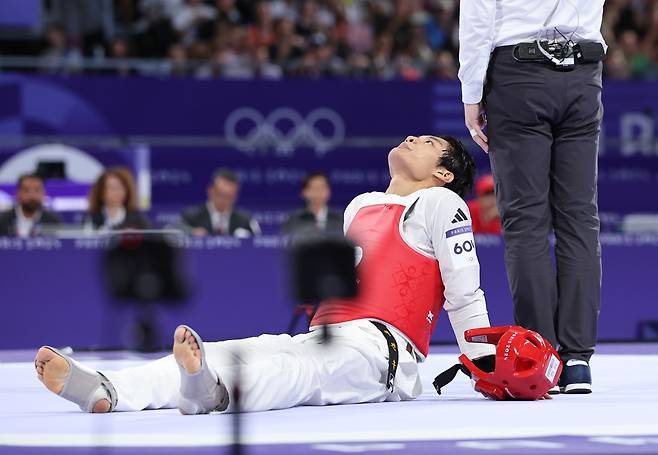 서건우가 9일(현지시간) 프랑스 파리의 그랑 팔레에서 열린 2024 파리 올림픽 태권도 남자 80kg급 동메달 결정전에서 덴마크의 에디 흐르니치&nbsp;게임 스코어 0-2(2-15 8-11)으로 졌다. 서건우는 한국 태권도 최초로 이 체급에서 하계 올림픽에 출전해 메달 획득을 노렸지만 준결승과 동메달 결정전에서 연거푸 패하면서 뜻을 이루지 못했다. 사진 연합뉴스