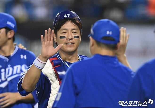 30일 오후 서울 송파구 잠실야구장에서 열린 '2024 신한 SOL BanK KBO리그' 삼성 라이온즈와 LG 트윈스의 경기, 삼성이 선발투수 코너의 8이닝 1실점 완벽투에 힘입어 7:1의 스코어로 승리했다. 경기 종료 후 삼성 강민호가 승리의 기쁨을 나누고 있다. 엑스포츠뉴스 DB