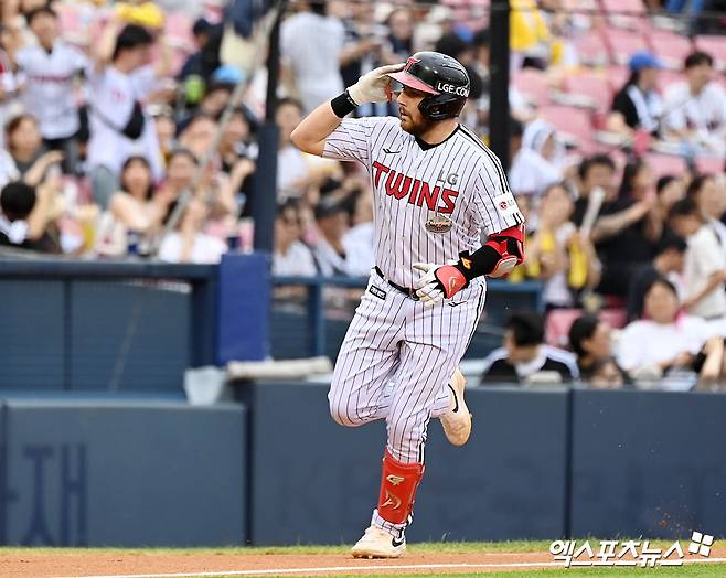 LG 내야수 오스틴은 9일 잠실구장에서 열린 '2024 신한 SOL Bank KBO 리그' NC와 주말 3연전 첫 번째 경기에서 3번 지명타자로 선발 출전했다. 1회말에만 홈런 두 개를 쳐 KBO 리그 43년 역사상 최초로 동일 투수 한 이닝 2홈런을 쳐냈다. 엑스포츠뉴스 DB