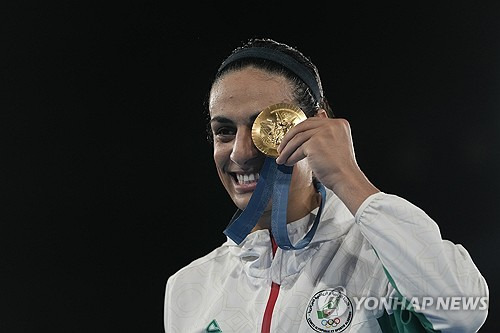 알제리 여자 복서 이마네 칼리프는 10일(한국시간) 2024 파리 하계올림픽 복싱 여자 66kg급 결승에서 양류(중국)를 상대로 5-0(30-27 30-27 30-27 30-27 30-27) 심판 전원일치 판정승을 거뒀다. 칼리프는 대만의 린위팅과 함께 지난해 세계선수권대회에서 남성을 의미하는 XY 염색체를 가졌다는 이유로 실격 당해 파리 올림픽 내내 많은 비난과 협박을 받았지만 금메달을 목에 걸었다. 연합뉴스