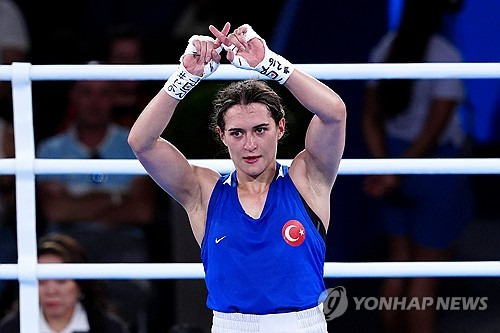 알제리 여자 복서 이마네 칼리프는 10일(한국시간) 2024 파리 하계올림픽 복싱 여자 66kg급 결승에서 양류(중국)를 상대로 5-0(30-27 30-27 30-27 30-27 30-27) 심판 전원일치 판정승을 거뒀다. 칼리프는 대만의 린위팅과 함께 지난해 세계선수권대회에서 남성을 의미하는 XY 염색체를 가졌다는 이유로 실격 당해 파리 올림픽 내내 많은 비난과 협박을 받았지만 금메달을 목에 걸었다. 연합뉴스