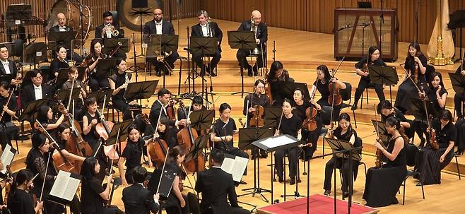 공연 준비 중인 서울시향 단원들 (서울=연합뉴스) 서울시향 단원들이 9일 서울 송파고 롯데콘서트홀에서 열린 정기연주회에 앞서 악기를 조율하며 준비하고 있다. 2024.08.09 hyun@yna.co.kr