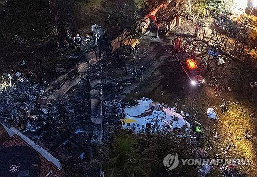 61명 사망자 낸 브라질 여객기 추락 현장 [AFP=연합뉴스]