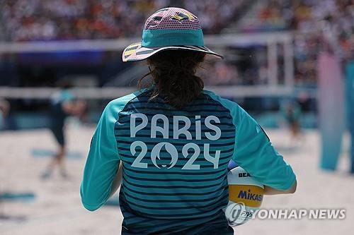 2024 파리올림픽 자원봉사자 [AFP 연합뉴스 자료사진. 재판매 및 DB 금지]