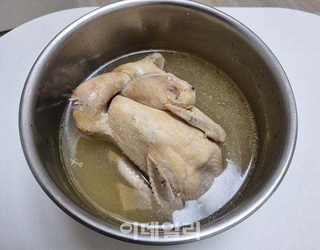 대상 호밍스 녹두 삼계탕의 조리 모습. (사진=한전진 기자)