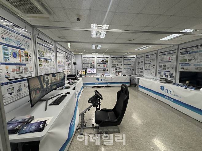 카이스트 PIM반도체설계연구센터에 들어서자마자 보이는 데모(시연)를 위한 공간.(사진=조민정 기자)