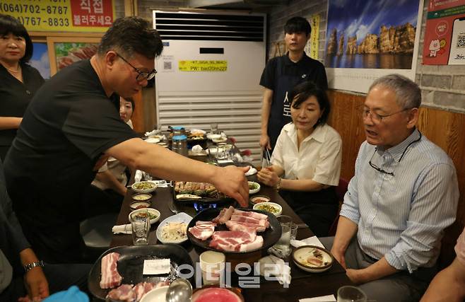 유인촌 문화체육관광부 장관이 8일 제주 제주시 흑돼지 거리의 한 식당을 방문해 식당 사장으로부터 제주산 흑돼지에 대한 설명을 듣고 있다. (사진=문화체육관광부)