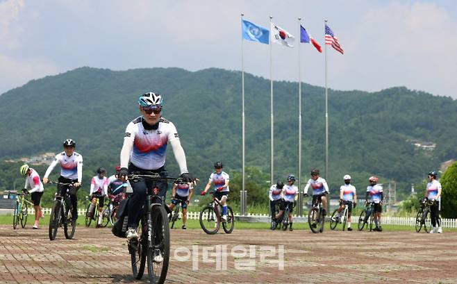 유인촌 문화체육관광부 장관이 지난 8일 제주도를 방문해 안보전적지를 자전거로 돌아보고 있다. 유 장관은 안보전적지 자전거 코스 개발을 위해 지역을 방문해 직접 자전거로 안보전적비를 돌아보는 행보를 계속하고 있다. (사진=문화체육관광부)