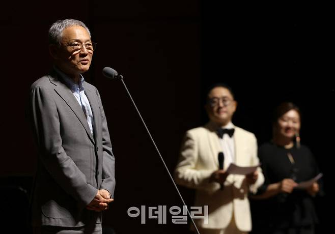 지난 8일 제주도를 방문한 유인촌(가운데) 문화체육관광부 장관이 제주아트센터에서 열린 ‘제29회 제주국제관액제’ 개막식에 참석해 축사를 하고 있다. (사진=문화체육관광부)