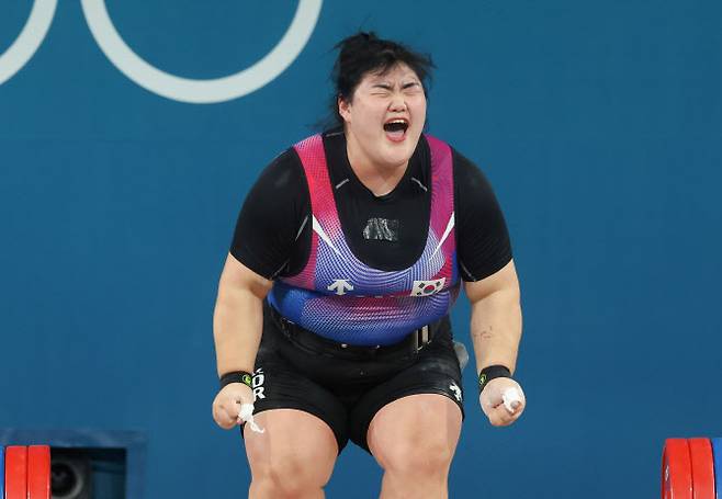 11일(현지시간) 프랑스 파리 사우스 파리 아레나에서 열린 2024 파리올림픽 역도 여자 81kg 이상급에 출전한 박혜정이 용상 2차 시기에서 168kg 바벨을 들어올린 뒤 포효하고 있다. 사진=연합뉴스