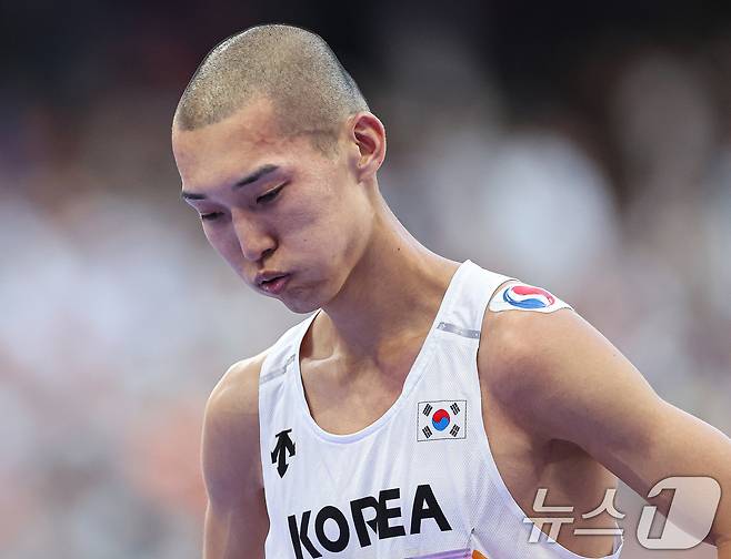 대한민국 대표팀 우상혁이 11일(한국시간) 프랑스 파리 스타드 드 프랑스에서 열린 2024 파리 올림픽 남자 육상 높이뛰기 결선에서 2.31m 3차시기를 실패한 후 아쉬워 하고 있다. 2024.8.11/뉴스1 ⓒ News1 이동해 기자