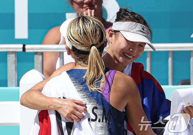 대한민국 근대5종 대표팀 성승민이 11일 오전(한국시간) 프랑스 파리 베르사유 궁전에서 진행된 2024 파리올림픽 근대5종 여자 결승에서 레이저런 경기에서 동메달을 확정지은 후 김선우의 축하를 받고 있다. 2024.8.11/뉴스1 ⓒ News1 박정호 기자