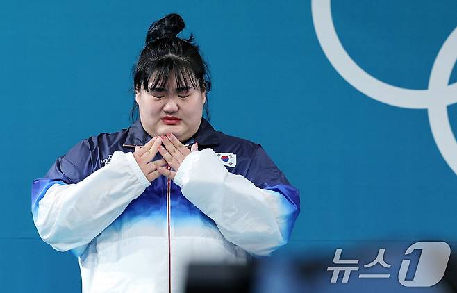 은메달을 수확한 대한민국 역도 국가대표팀 박혜정 선수가 11일(한국시간) 프랑스 파리 사우스 파리 아레나6에서 진행된 2024 파리올림픽 역도 여자 81kg급 시상식에서 눈물을 훔치고 있다. (공동취재) 2024.8.11/뉴스1 ⓒ News1 이동해 기자