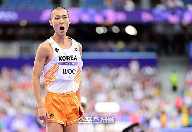 대한민국 육상 높이뛰기 대표 우상혁이 11일(한국 시간) 프랑스 파리 스타드 드 프랑스에서 열린 2024 파리올림픽 육상 남자 높이뛰기 결선에서 2m17을 뛰어넘은 뒤 포효하고 있다. 2024.8. 11. 파리 | 박진업 기자 upandup@sportsseoul.com