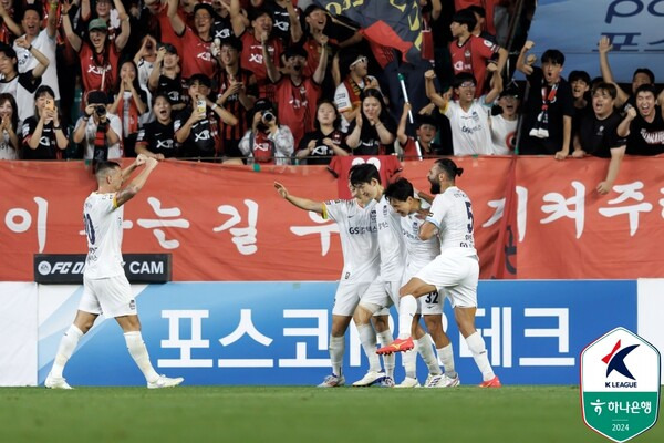 이승모의 득점 후 환호하는 FC서울 선수단. 사진┃한국프로축구연맹