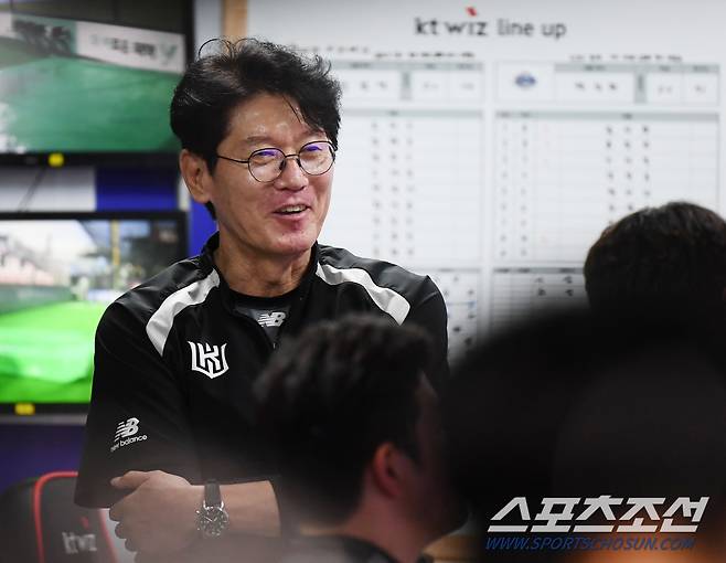 미소 짓는 이강철 감독. 수원=정재근 기자 cjg@sportschosun.com/2024.6.29/