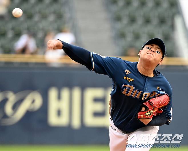 11일 잠실야구장에서 열린 NC와 LG의 경기, NC 선발투수 신민혁이 역투하고 있다. 잠실=허상욱 기자 woo@sportschosun.com/2024.08.11/