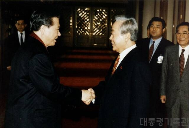 김영삼 정부는 김대중의 '6월 말 귀국'이 가까워지자 감시 수위를 높였다. 1993년 6월 1일 백림 총영사관은 "김대중이 6월 말 귀국에 앞서 백림 방문 예정인 것으로 탐문 된다"라고 보고했다. /대통령기록관