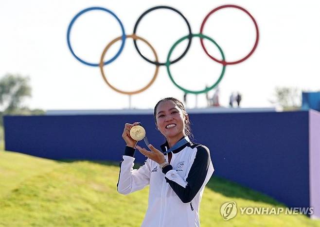 10일(현지시간) 프랑스 파리 인근 기앙쿠르의 르골프 나쇼날에서 열린 2024 파리올림픽 골프 여자 개인전에서 우승한 뉴질랜드의 리디아 고가 오륜 마크 앞에서 포즈를 취하고 있다.[사진=연합뉴스]