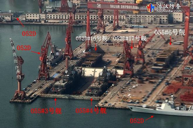 중국은 세계 최고 제조 역량을 가진 조선업 파워로 해군력 증강에 박차를 가하고 있다. 사진은 중국 랴오닝성 다렌조선소에서 '중국판' 이지스함들이 동시에 대량 건조되는 모습. 아시아 최대 구축함인 055형 3척과 중국판 이지스함 052D형 2척이 도크에서 건조 중이고, 또다른  052D형 3척은 부두에서 의장 공사를 하고 있다./SNS