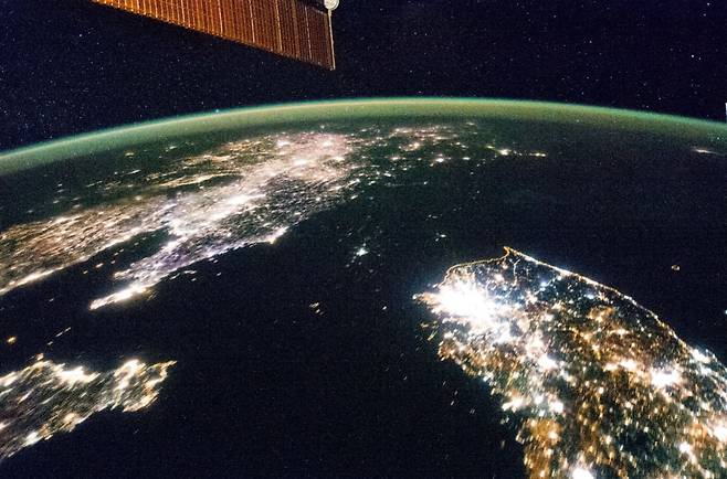 2014년 국제우주정거장에서 나사 (NASA) 우주인이 촬영한 한반도 남북한의 밤풍경.