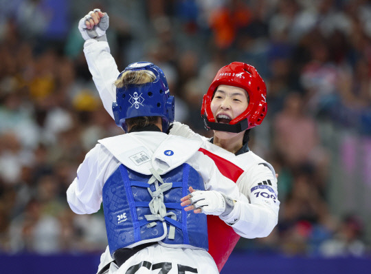 10일(현지시간) 프랑스 파리 그랑팔레 태권도 경기장에서 열린 2024 파리올림픽 태권도 여자 67kg급 16강전에서 한국 이다빈이 체코의 페트라 스톨보바와 경기에서 득점한 뒤 환호하고 있다. 연합뉴스