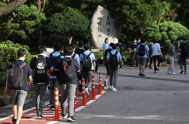 서울의 한 고등학교에서 2학기 개학을 맞은 학생들이 등교하고 있다. 연합뉴스