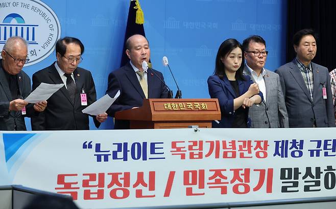 광복회 이해석 이사(왼쪽 셋째) 등 광복회원들이 2024년 8월5일 오전 서울 여의도 국회 소통관에서 뉴라이트 계열 독립기념관장 제청에 반대하는 기자회견을 하고 있다. 연합뉴스