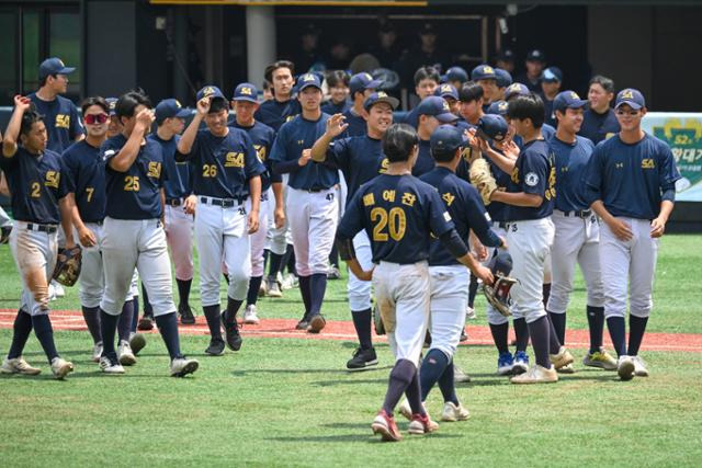 11일 목동야구장에서 열린 제52회 봉황대기 전국고교야구대회 예선전에서 서울자동차고가 청원고에 9-8로 승리한 뒤 서울자동차고 선수들이 기뻐하고 있다. 박시몬 기자