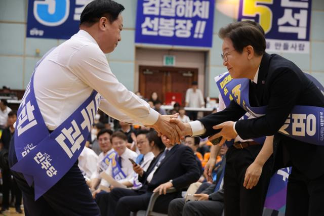 11일 대전 서구 배재대 스포렉스홀에서 열린 더불어민주당 당대표·최고위원 후보자 합동연설회에서 김두관 당대표 후보와 이재명 후보가 인사하고 있다. 대전=연합뉴스