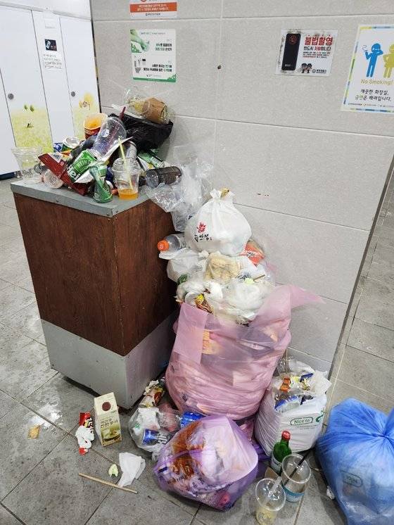 차박ㆍ캠핑 성지로 불리는 강원 평창군 대관령면 옛 영동고속도로 대관령휴게소가 일부 차박ㆍ캠핑족의 몰상식 행태에 몸살을 앓고 있다. [사진 독자]