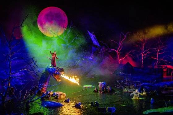 불을 뿜는 용, 좀비, 인어와 같이 새로운 장치들이 주를 이룬 '마탄의 사수' 무대. 사진 Anja Koehler/브레겐츠 페스티벌