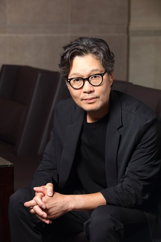 8일 서울 삼청동 카페에서 만난 유재명은 '행복의 나라' 속 전상두에 대해 ″그 시대의 야만성을 표현하는 인물″이라고 설명했다. 사진 NEW