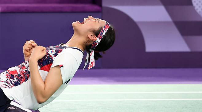An Se-young celebrates after winning the women's singles badminton final against China's He Bingjiao at the Porte de la Chapelle Arena in Paris, France, during the 2024 Paris Olympics on Aug. 5. (Yonhap)